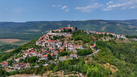 Luftaufnahme-Rund-Um-Das-Mittelalterliche-Dorf-Motovun,-Sonniger-Tag-In-Istrien,-Kroatien