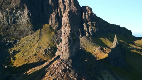 Antigua-Aguja-De-Piedra-Volcánica-El-Viejo-De-Storr-Y-Acantilados-Desmoronados-Con-Largas-Sombras-Temprano-En-La-Mañana-En-Invierno