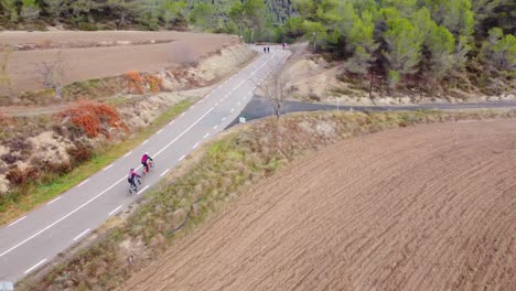 Los-Ciclistas-Recorriendo-Caminos-Sinuosos-En-Las-Montañas-De-Montserrat-Y-Marganell,-Barcelona.