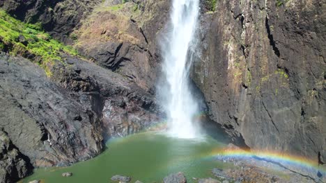 4K-Drohnenvideo-Der-Wallaman-Falls-Am-Fuße-Des-Wasserfalls
