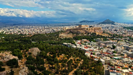 Panorama-Del-Horizonte-De-Atenas,-Grecia-Y-La-Antigua-Acrópolis-Del-Templo,-Antena-Hacia-Atrás