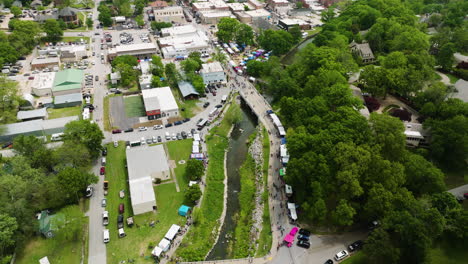 Celebración-Del-Festival-Dogwood-En-Arkansas-Con-Puestos-Coloridos-Y-Una-Multitud-Animada,-Vista-Aérea