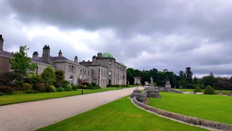 Powerscourt-House-Und-Gärten-In-Wicklow,-Irland,-Wunderschöne-Lage-Und-Besucherattraktion-Im-Garten-Irlands