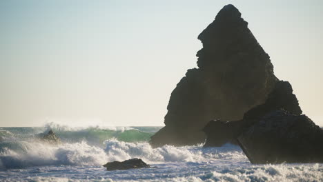 Wellen-Treffen-In-Zeitlupe-Auf-Einen-Felsen
