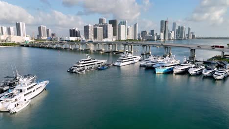 Luftaufnahme-über-Yachten-Und-Verkehr,-Die-In-Die-Skyline-Von-Miami,-Florida-Führen