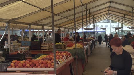 Una-Escena-De-Un-Vibrante-Ajetreo-De-Un-Concurrido-Mercado-De-Frutas-Y-Verduras