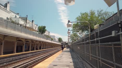POV-Spaziergang-An-Einer-Bahnhaltestelle-In-Brooklyn,-New-York