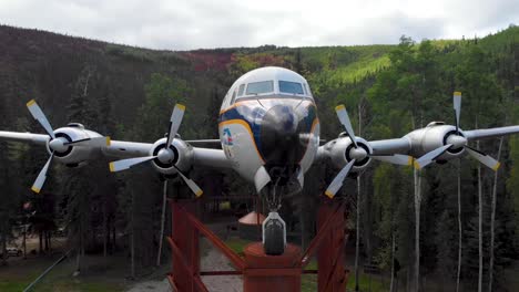 4K-Drohnenvideo-Eines-Everts-Luftfrachtflugzeugs,-Das-Im-Sommer-Im-Chena-Hot-Springs-Resort-In-Der-Nähe-Von-Fairbanks,-Alaska,-Ausgestellt-Ist
