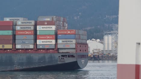 Frachtschiff-Voll-Beladen-Mit-Containertransportern,-Das-In-Brockton-Point,-Stanley-Park-In-Vancouver,-Kanada,-Fährt---Nahaufnahme