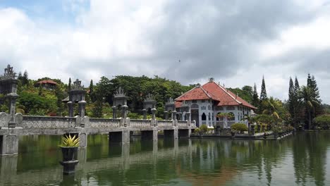 Palacio-Religioso-Taman-Ujung-Palace-Bali-Destino-Turístico-Con-Vistas-Al-Lago-Y-Al-Estanque-Como-Atracción