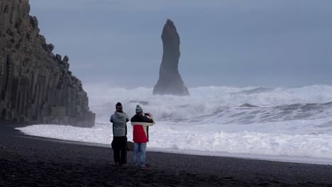 Furchterregende-Wellen-Des-Atlantiks-Treffen-Auf-Die-Basaltsäulen-Am-Schwarzen-Sandstrand-Im-Süden-Islands,-Zeitlupenvideo