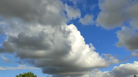 Schöne-Große-Monsunwolken-Am-Klaren-Blauen-Himmel