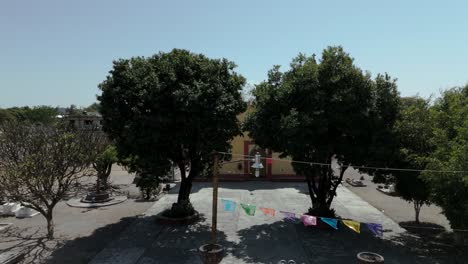 Toma-Aérea-En-México-Morelos-Iglesia-Con-Panteón,-Cementerio-En-El-Casco-Antiguo