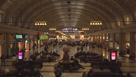 Stativaufnahme-Der-Großen-Wartehalle-Im-Stockholmer-Hauptbahnhof