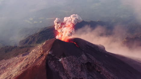 Mit-Schwindeleffekt-Bearbeitete-Aufnahme-Des-Ausbruchs-Des-Fuego,-Einem-Der-Aktiven-Vulkane-Guatemalas