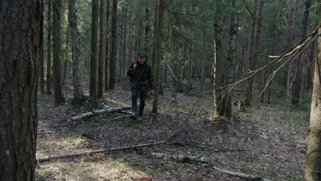 Cazador-Forestal-Caminando-En-Un-Bosque-Con-Un-Rifle-Buscando-Una-Presa