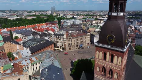 Aerial-Pullback-Reveals-Riga-Cathedral,-Dome-Square-in-Riga-Old-Town