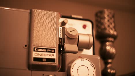 Vintage-Retro-8-mm-Projektor-Mit-Defokussiertem-Kerzenhalter-Und-LKW-Kamerabewegung-4k