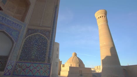 Una-Panorámica-Hacia-La-Derecha-Revela-La-Maravilla-Del-Minarete-De-Kalon-Disfrutando-De-La-Luz-De-La-Mañana,-En-Bukhara,-Uzbekistán.