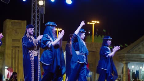 Gruppe-Von-Jugendlichen,-Die-Auf-Der-Bühne-Libanesische-Dabka-Tanzen