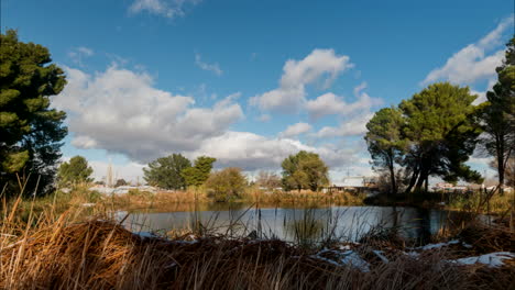 Ein-Kleiner-Abschnitt-Des-Wunderschönen-Central-Park-Lake-In-New-York-Mit-Dahinziehenden-Wolken---Zeitraffer