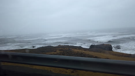 Vista-Desde-Un-Coche-En-Islandia-Cuesta-Mar