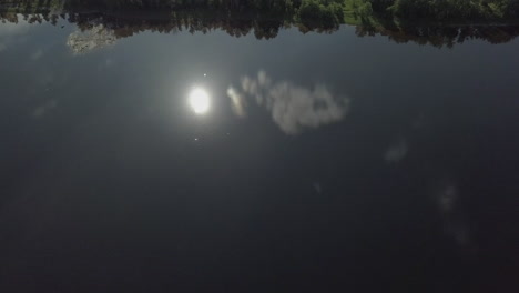 El-Reflejo-Del-Sol-En-El-Río-Lluvioso-Para-Revelar-El-Paisaje-De-Las-Cataratas-Internacionales.