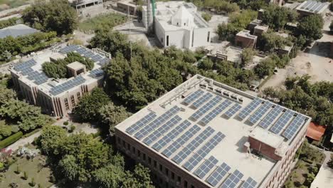 Luftaufnahme-Der-Sukkur-IBA-Universität-Mit-Sonnenkollektoren-Auf-Dem-Dach