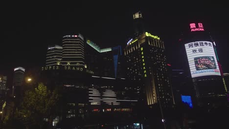 Vista-De-Los-Edificios-De-Shanghai-Por-La-Noche-Con-Mucha-Luz.