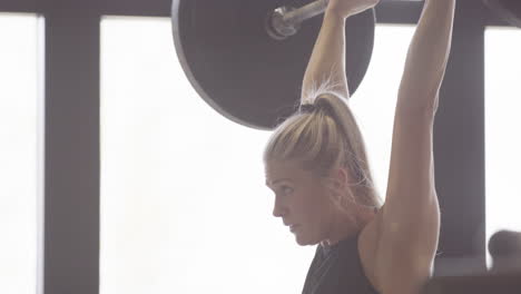 Konzentrierte-Schwedische-Sportlerin-Macht-Reißen-Und-Stoßen-Gewichtheben-Bewegung