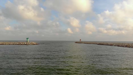 Entrada-De-Una-Bahía-Con-Dos-Faros-En-Algarve