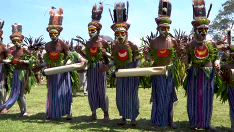 Traditionelle-Tänzer-Aus-Dem-Hochland-Von-Papua-Neuguinea-Spielen-Trommeln-Und-Singen