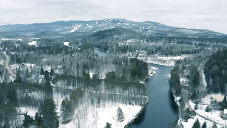 Winterlandschaft---Drohnenflug,-Heranzoomen---4k---Berge---Mont-Tremblant,-Sequenz-001-012