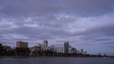 Zeitraffer-Der-Skyline-Von-East-Perth-über-Dem-Ufer-Des-Swan-River