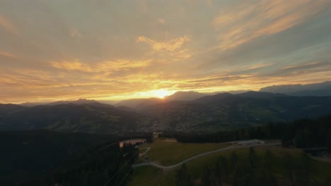 Luftaufnahme-Des-Berghügels-Bei-Sonnenuntergang
