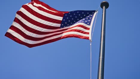 &quot;Amerikanische-Flagge-Weht-Stolz-Im-Wind:-Ein-Symbol-Der-Freiheit