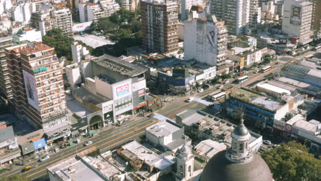 Luftaufnahme---Cabildo-Avenue-In-Belgrano,-Buenos-Aires,-Argentinien,-Spinning-Shot