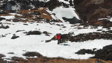 Un-Excursionista-Solitario-Caminando-Por-Un-Sendero-De-Nieve-En-Una-Colina-Descuidada