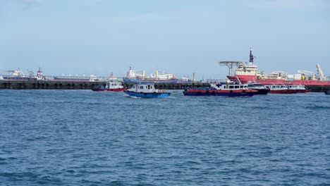 Barcos-Que-Entran-Y-Salen-Del-Muelle-Sur-Del-Puerto-Deportivo,-Un-Punto-De-Desembarco-Público.