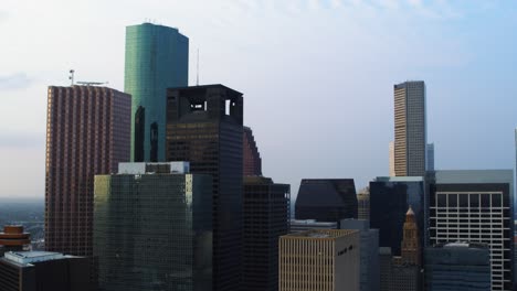 Vista-De-Drones-De-Edificios-En-El-Centro-De-Houston,-área-De-Texas