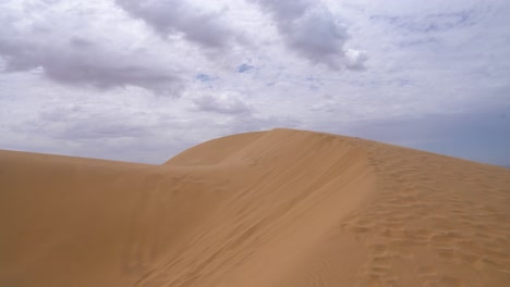 Still-stable-shot-on-top-of-a-dune-in-the-Namib-Naukluft-National-Park-on-a-cloudy-day