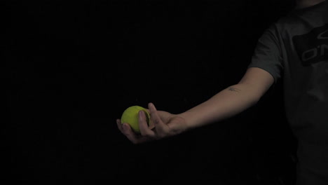 Junger-Mann-Wirft-Tennisball-Hoch-Und-Fängt-Ihn-In-Zeitlupe