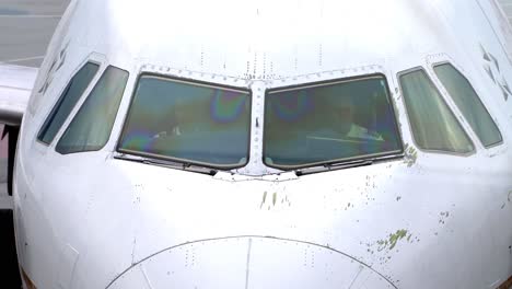 Nahaufnahme-Von-Zwei-Piloten,-Die-Im-Cockpit-Eines-Boeing-Jets-Sitzen-Und-Darauf-Warten,-An-Einem-Schwülen-Nachmittag-Vom-Flughafen-San-Francisco-Zurückgeschoben-Zu-Werden