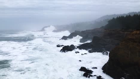 Weiße-Wellen-Brechen-Gegen-Die-Klippen-An-Der-Küste-Oregons-In-Der-Nähe-Von-Charleston