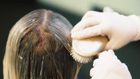 Mujer-A-La-Que-Se-Le-Aplica-Color-De-Cabello-Para-Aclararlo-Y-Hacerlo-Más-Elegante.