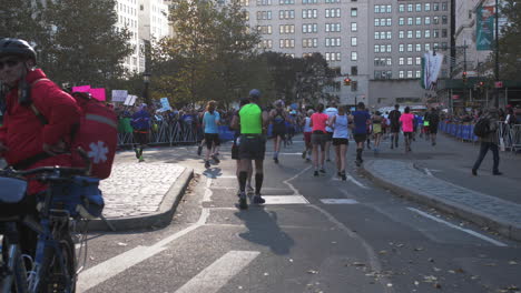 New-York-Marathon-Läufer-Auf-Der-Zielspur-In-Zeitlupe