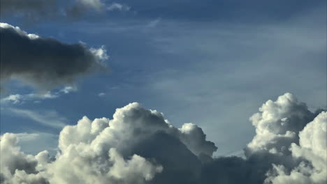 Vorbeiziehende-Cumuluswolken-In-Einer-Zeitraffersequenz-Am-Ende-Eines-Warmen-Sommertages-über-Worcestershire,-England