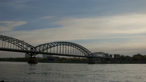 Imágenes-Timelapse-De-Un-Antiguo-Puente-De-Senderos-En-Colonia,-Alemania