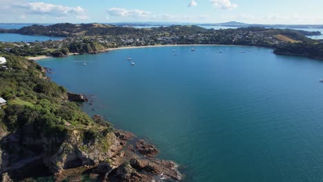 Oneroa-Bay-And-Beach-From-Fishermans-Rock-In-Summer-In-Waiheke-Island,-Auckland,-New-Zealand
