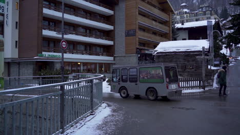 Kleiner-Taxibus-Fährt-In-Eine-Touristenstadt-In-Der-Schweiz